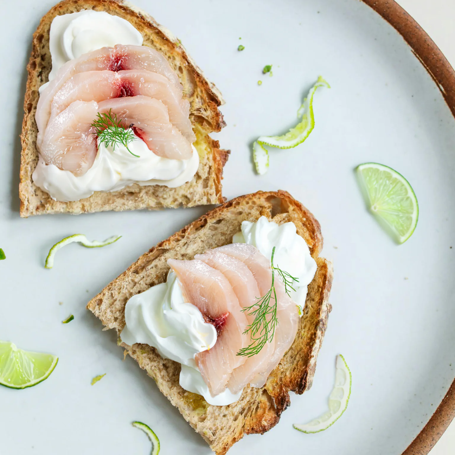 Toast de poisson fumé et chantilly au citron vert