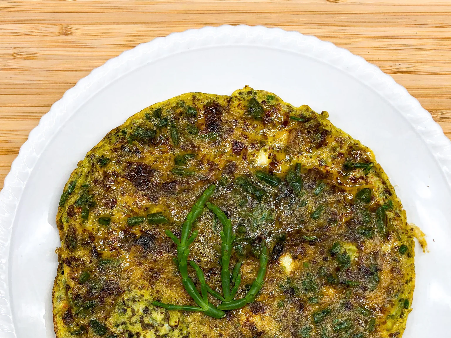 Une tortilla au caviar d'algues : l'alliance parfaite de la tradition espagnole et de l'exotisme marin.