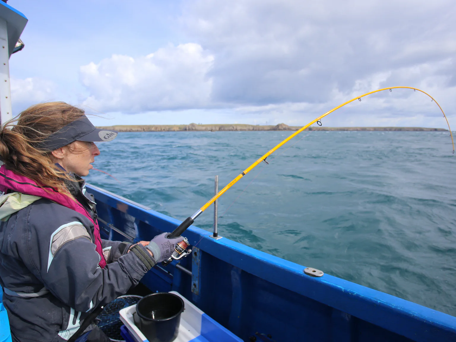Un fil équipé d’un hameçon auquel est accroché un appât ou un leurre.