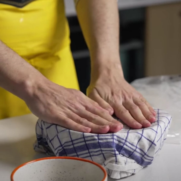 coques dans un bol, recouvert d'un torcon humide pour favoriser la conservation 