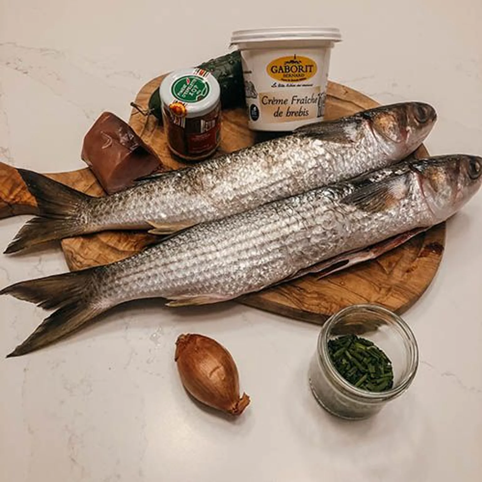 Mulets avant préparation avec échalote, ciboulette, crème fraiche, pimet d'Espelette, concombre, poisson fumé.