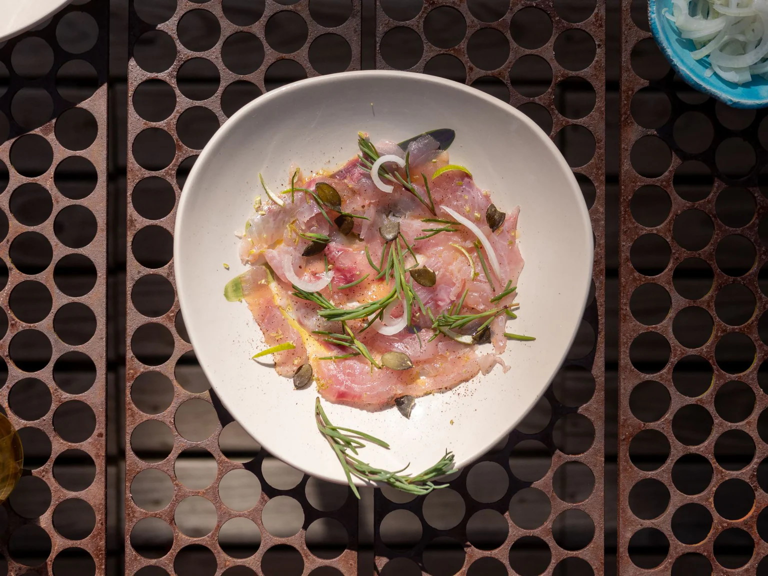 Assiette dressée du ceviche de poisson au citron vert