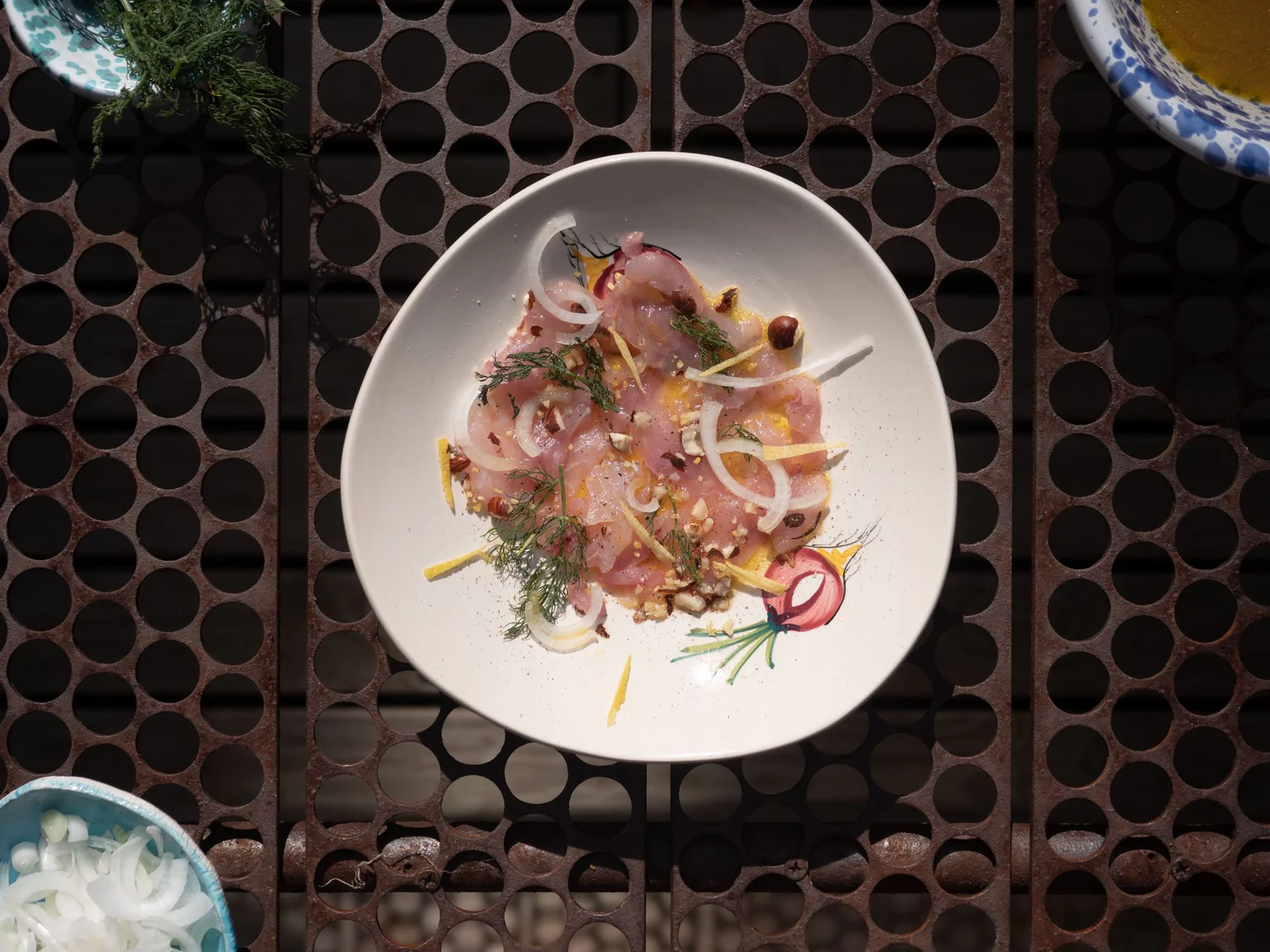 Assiette dressée du ceviche de poisson à l'orange et au citron jaune