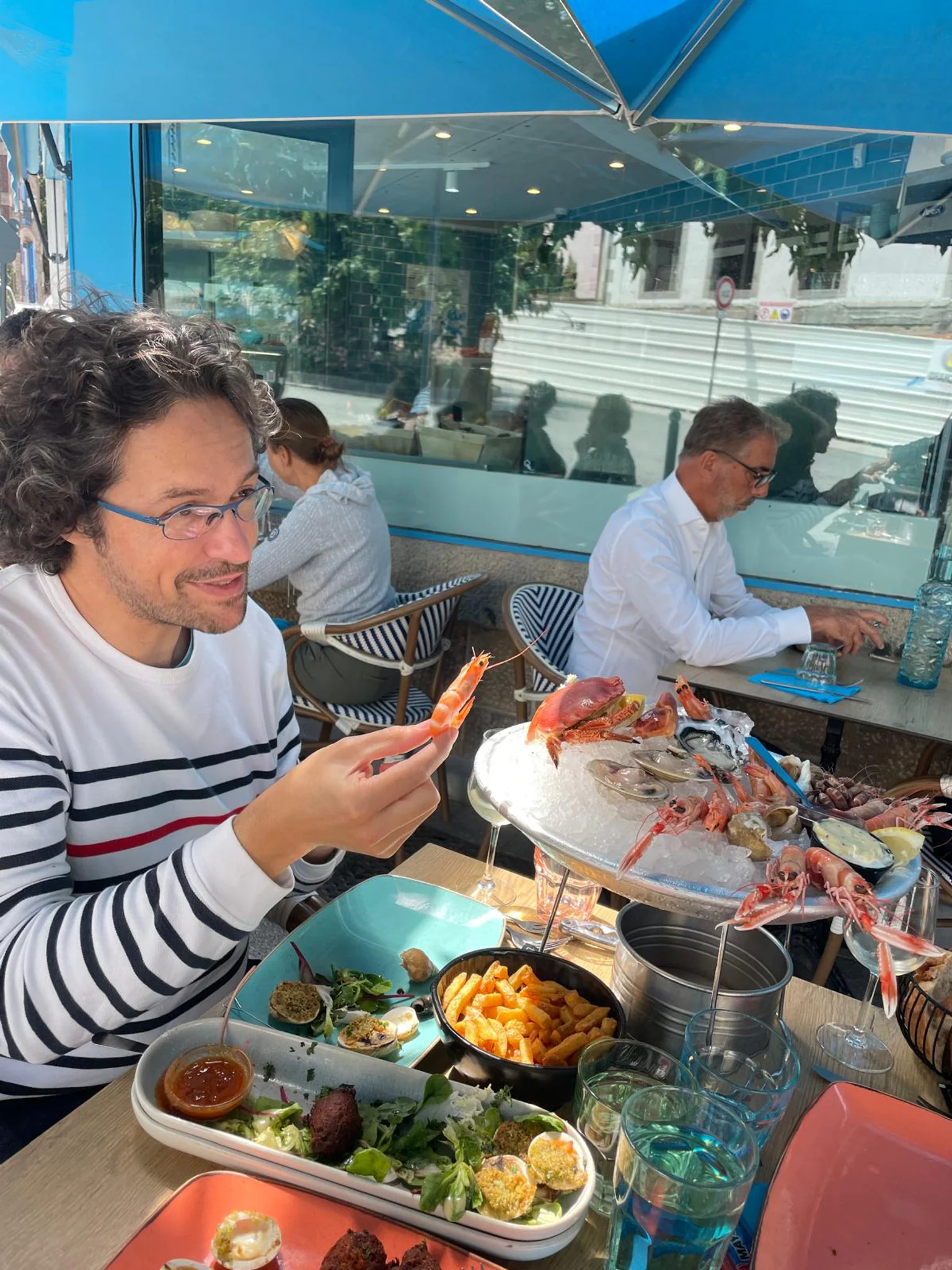 Charles qui mange des crevettes pas durables