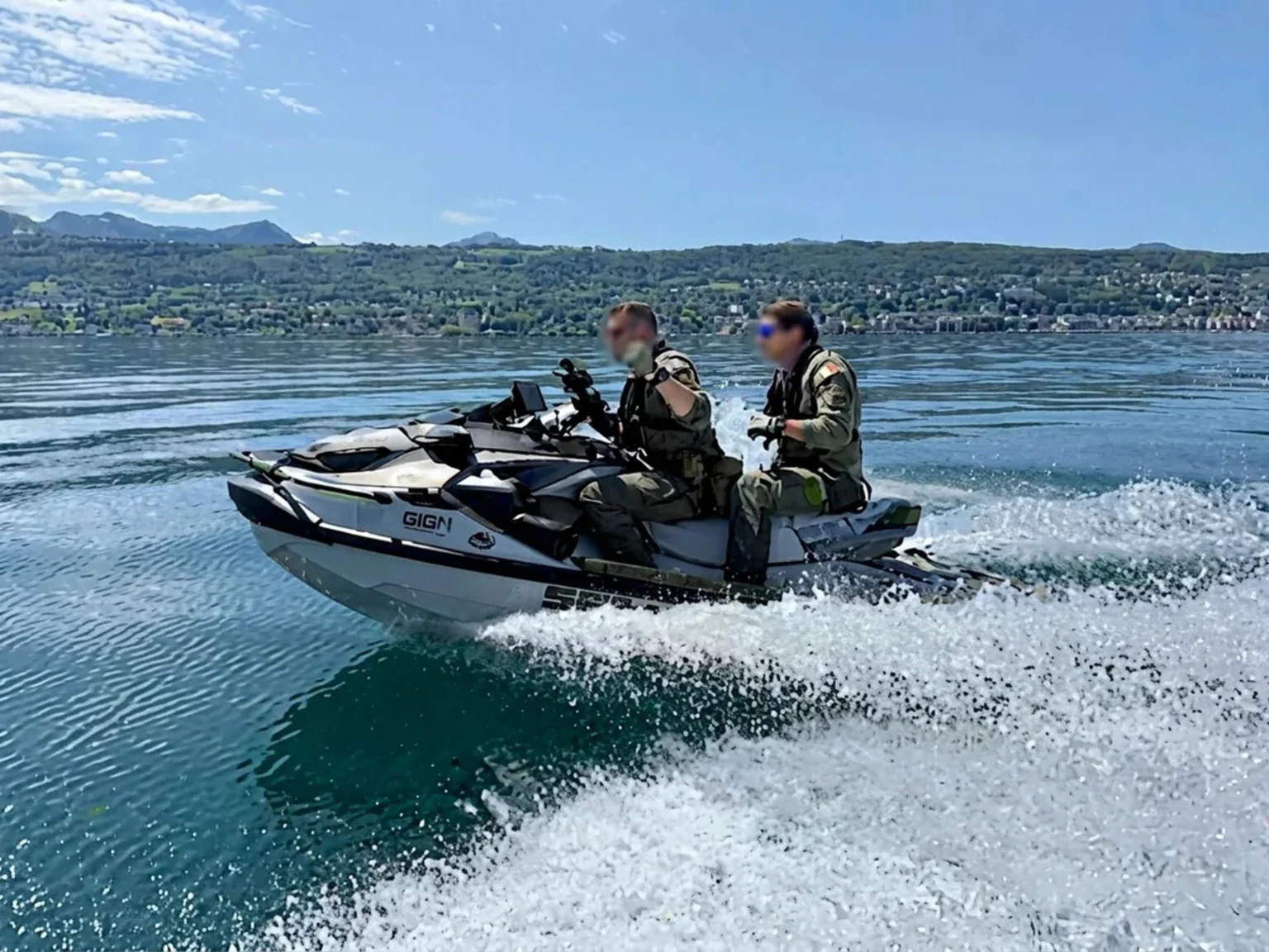 Photo pris par Eric depuis son bateau. On a floutté les visages pour s'éviter des ennuis, les agents ont de gros bras !