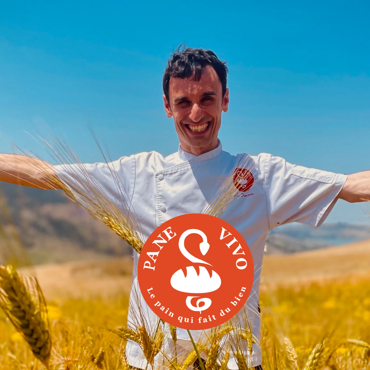 Adriano, fondateur Pane Vivo avec le logo