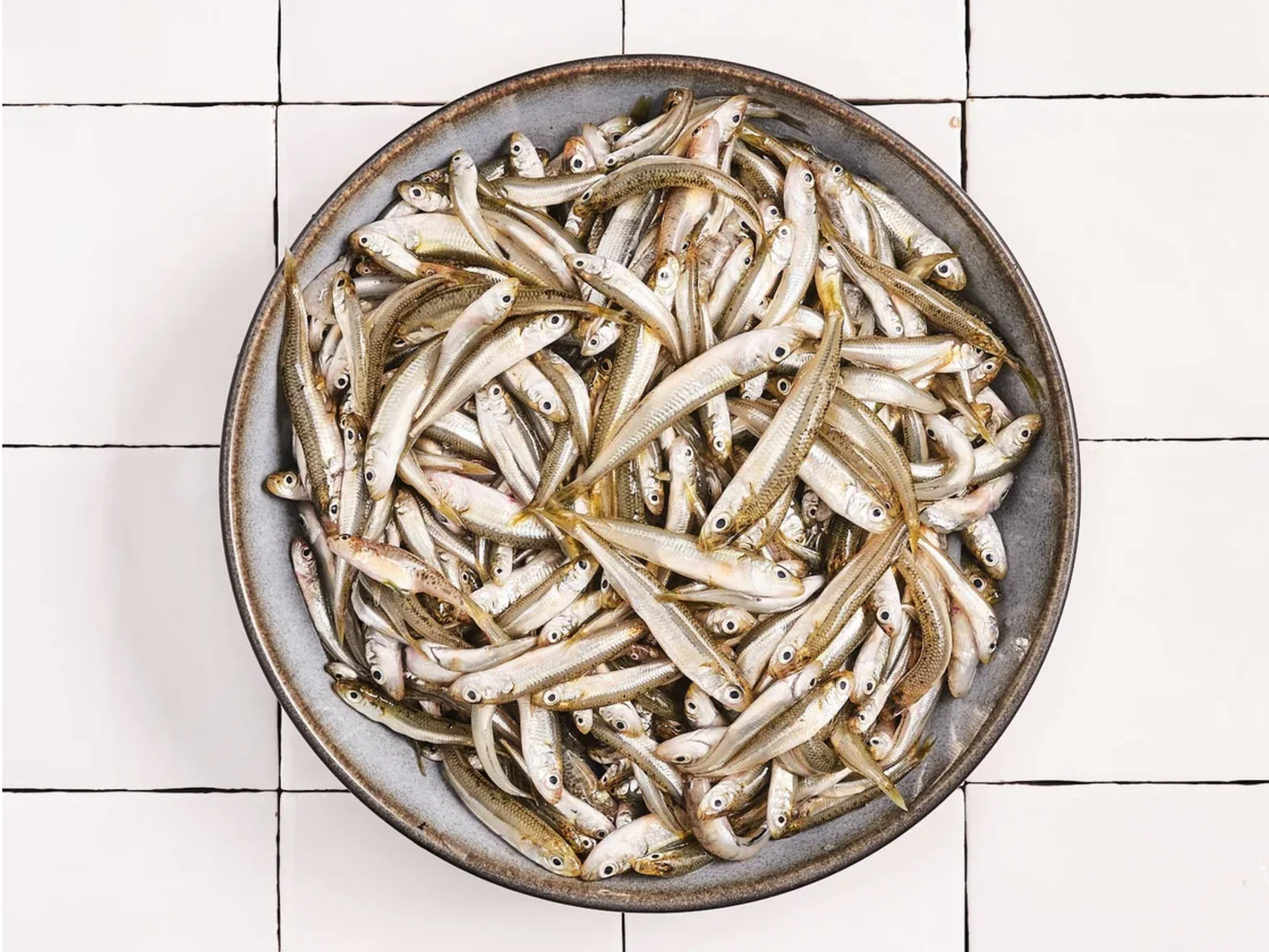 Un bol rempli d'éperlans à faire en friture