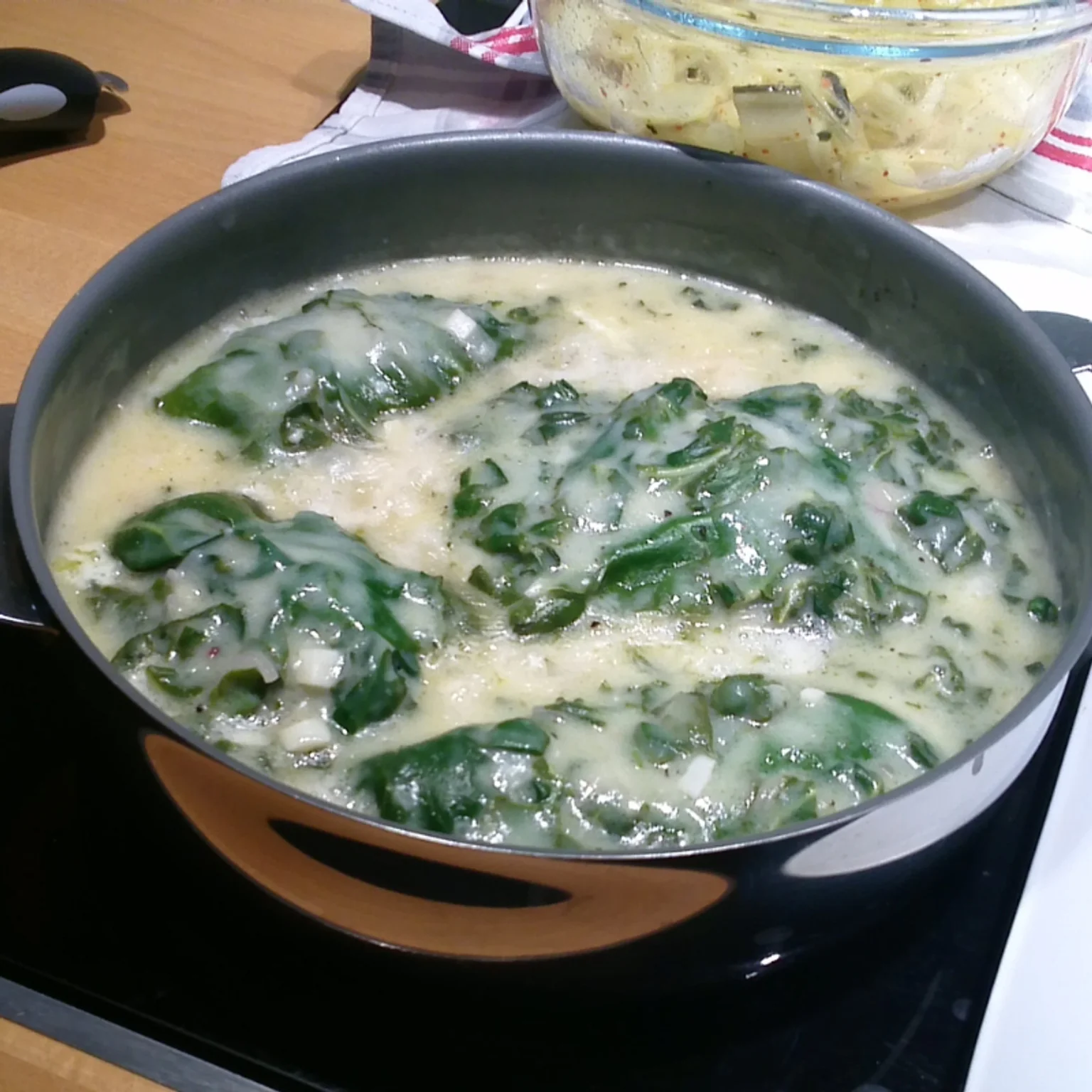 Casserole avec la sauce échalote, les parts de congre et les blettes