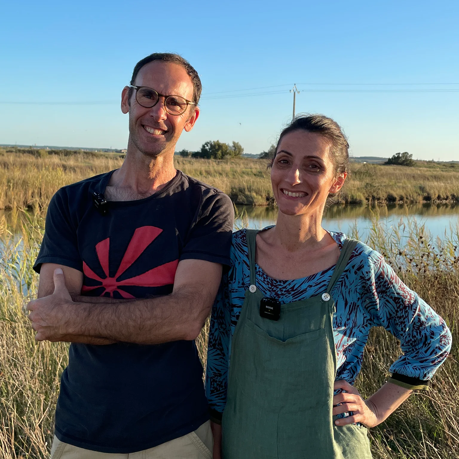 Des claires où cohabitent harmonieusement huîtres et crevettes, voilà le secret d'Ingrid et David.