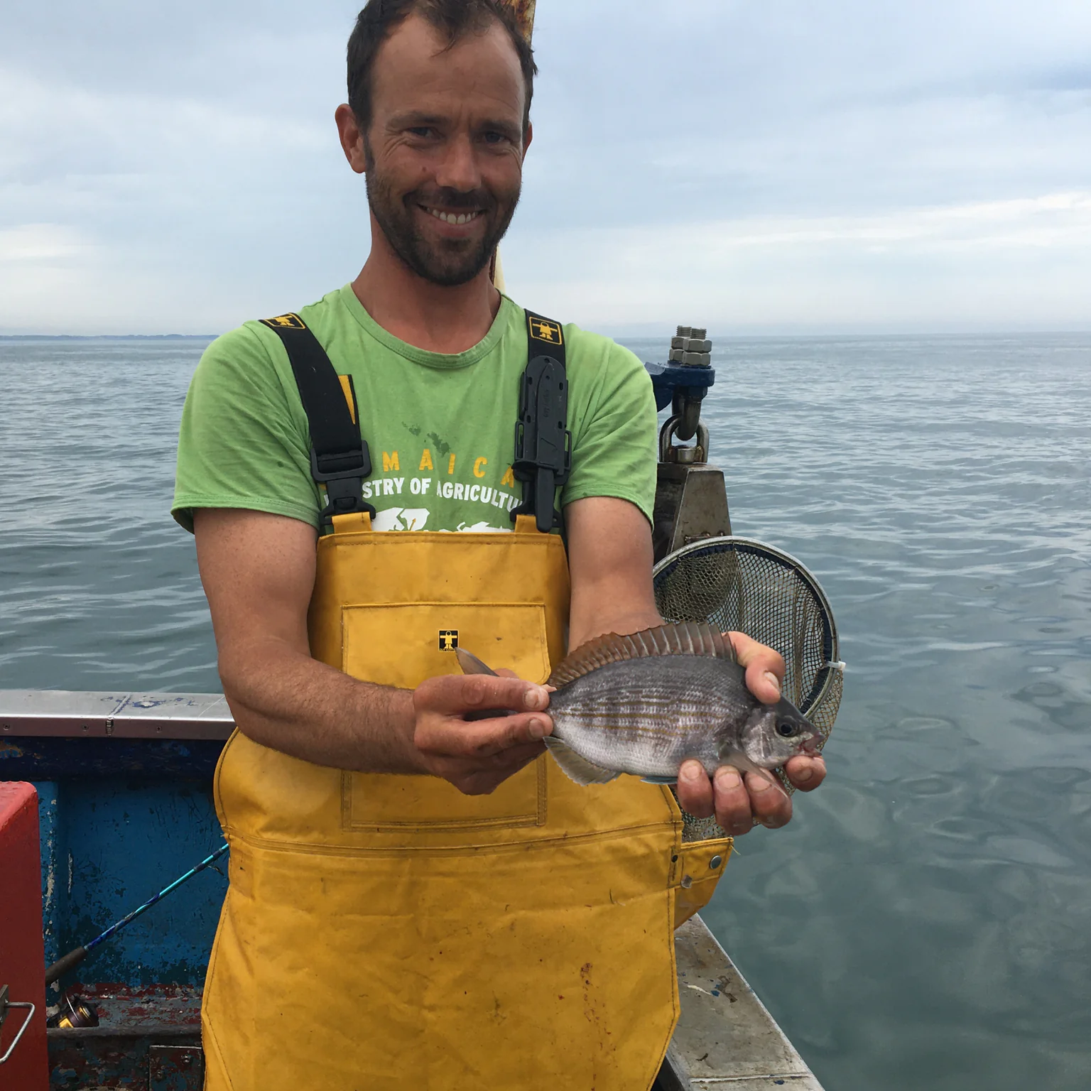 Thierry Calarnou, ancien matelot et ostréiculteur, pêche à Quiberon la dorade grise d'avril à octobre