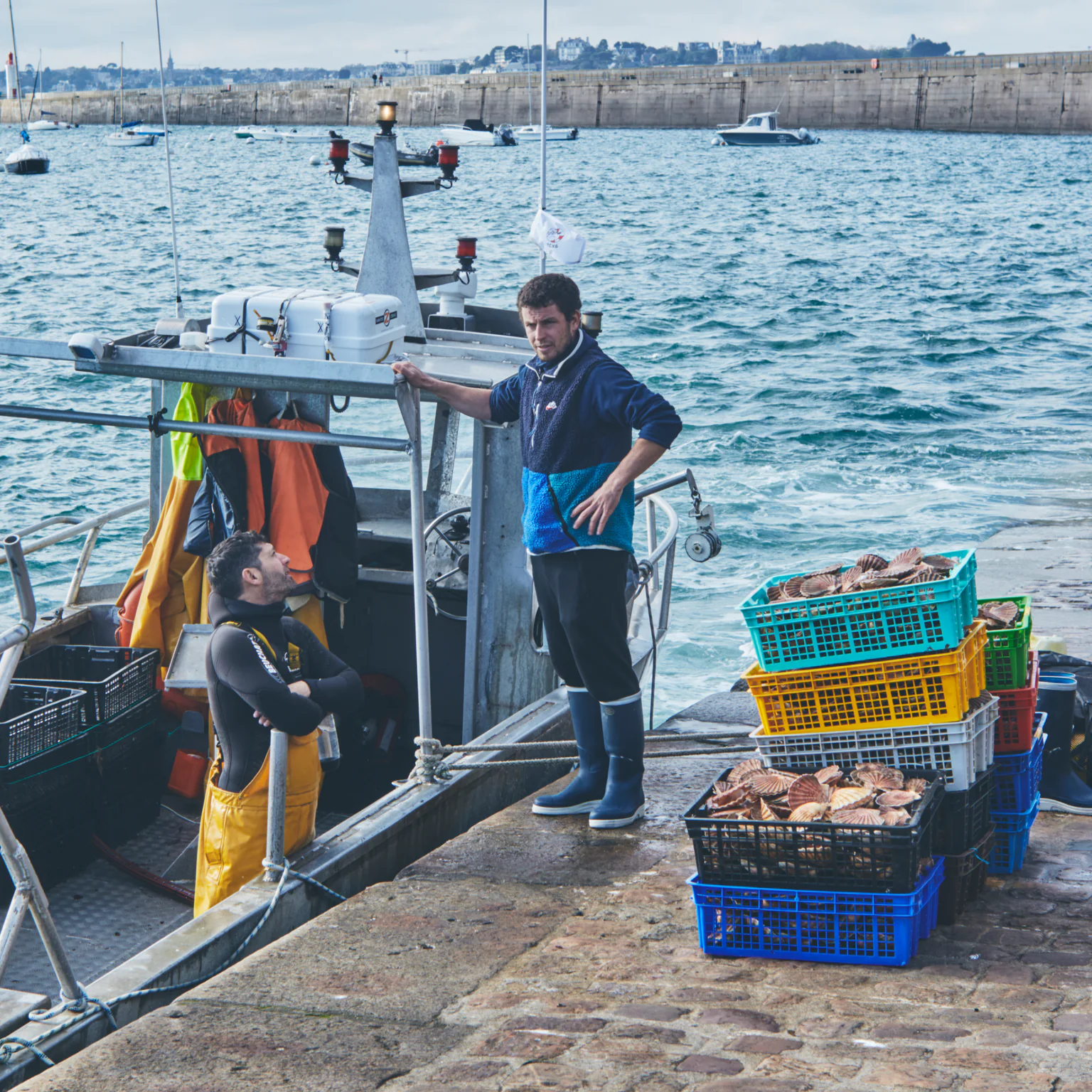 Leur histoire commence par une rencontre en mer, leur passion les unit aujourd'hui dans une aventure de pêche en plongée