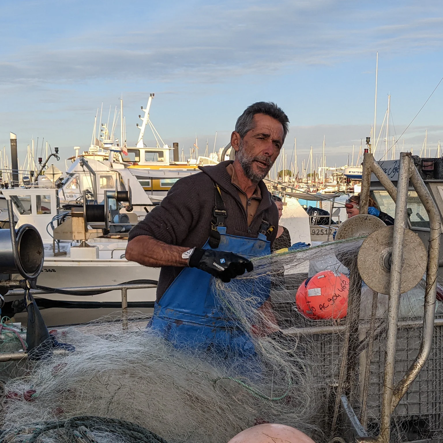Né à Dakar où son père était marin pêcheur, Jean-Louis est tombé dans le grand bain de la pêche dès son adolescence. 