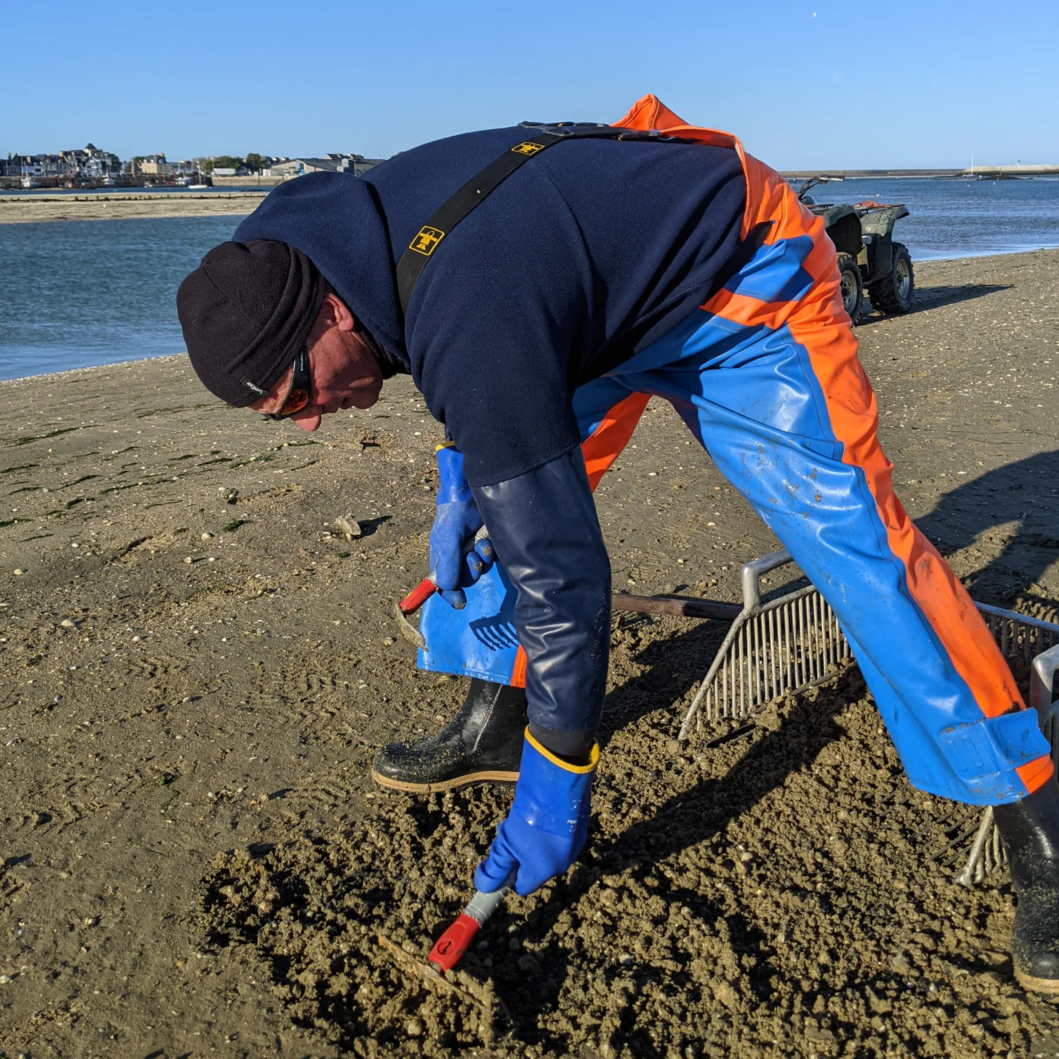 Jean-Philippe pratique la pêche à pied, récoltant à la main moules, palourdes et coques sauvages.
