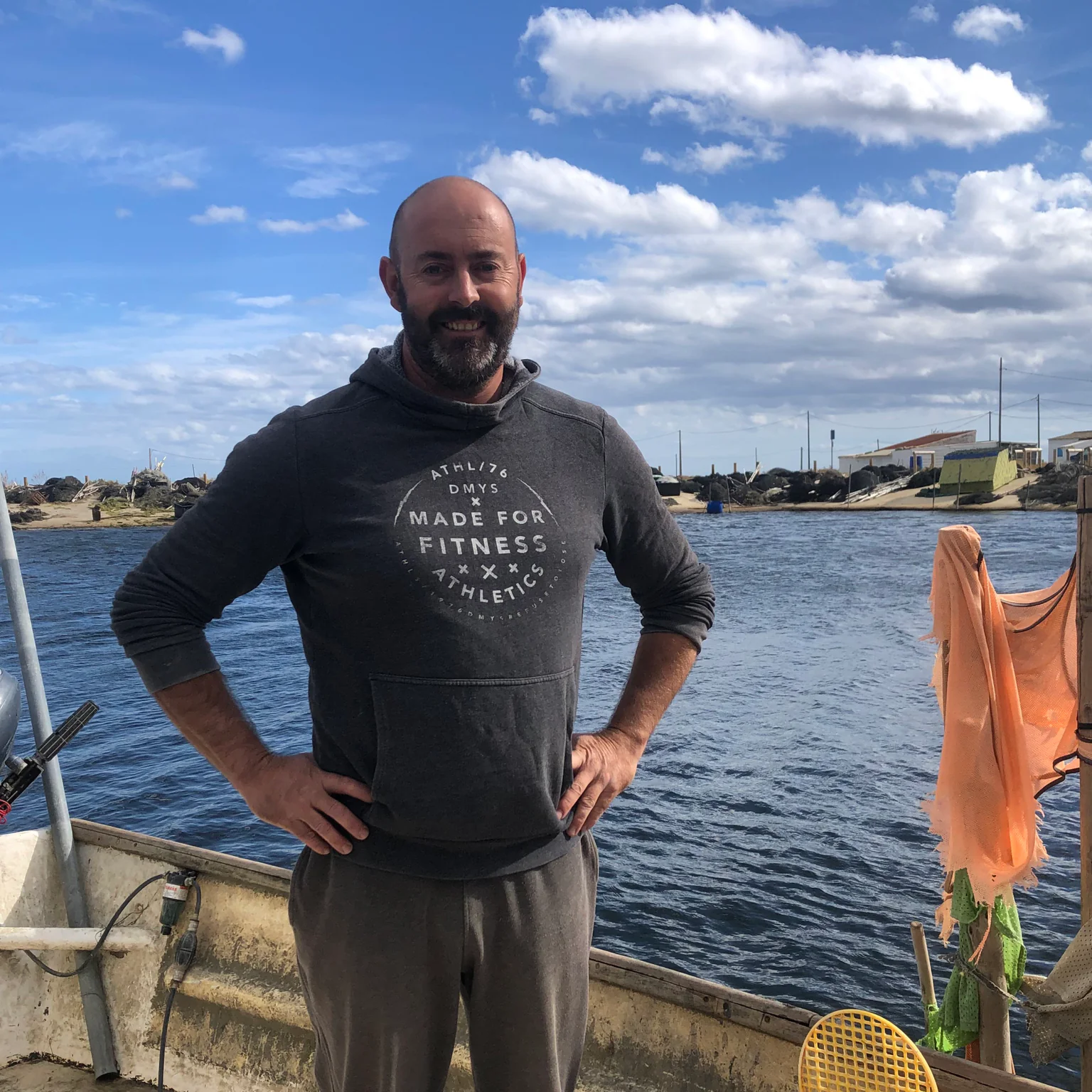 Sébastien défend la petite pêche artisanale sur l'étang avec passion.