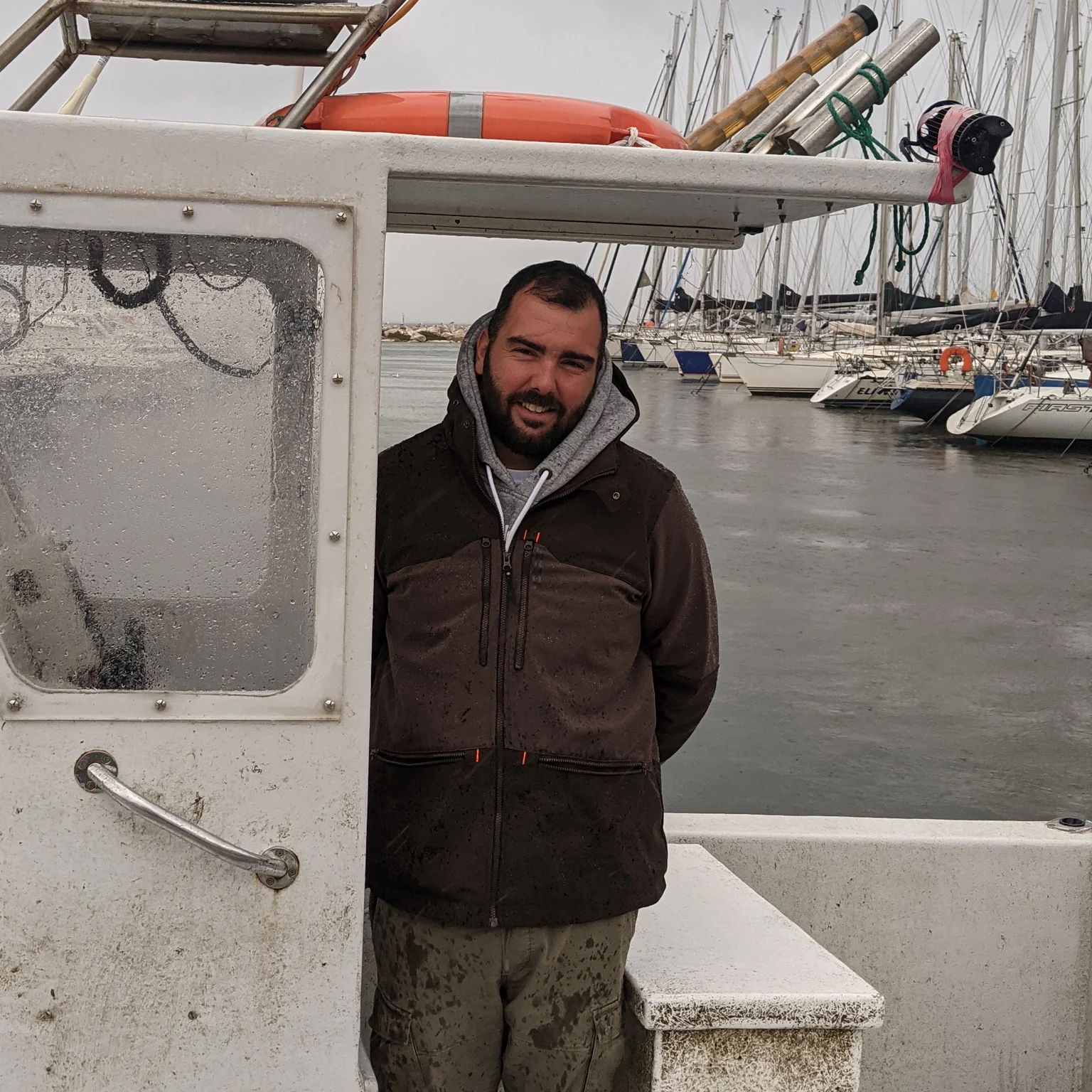 Ghislain, pêcheur chevronné, navigue entre l'étang de Berre et la mer