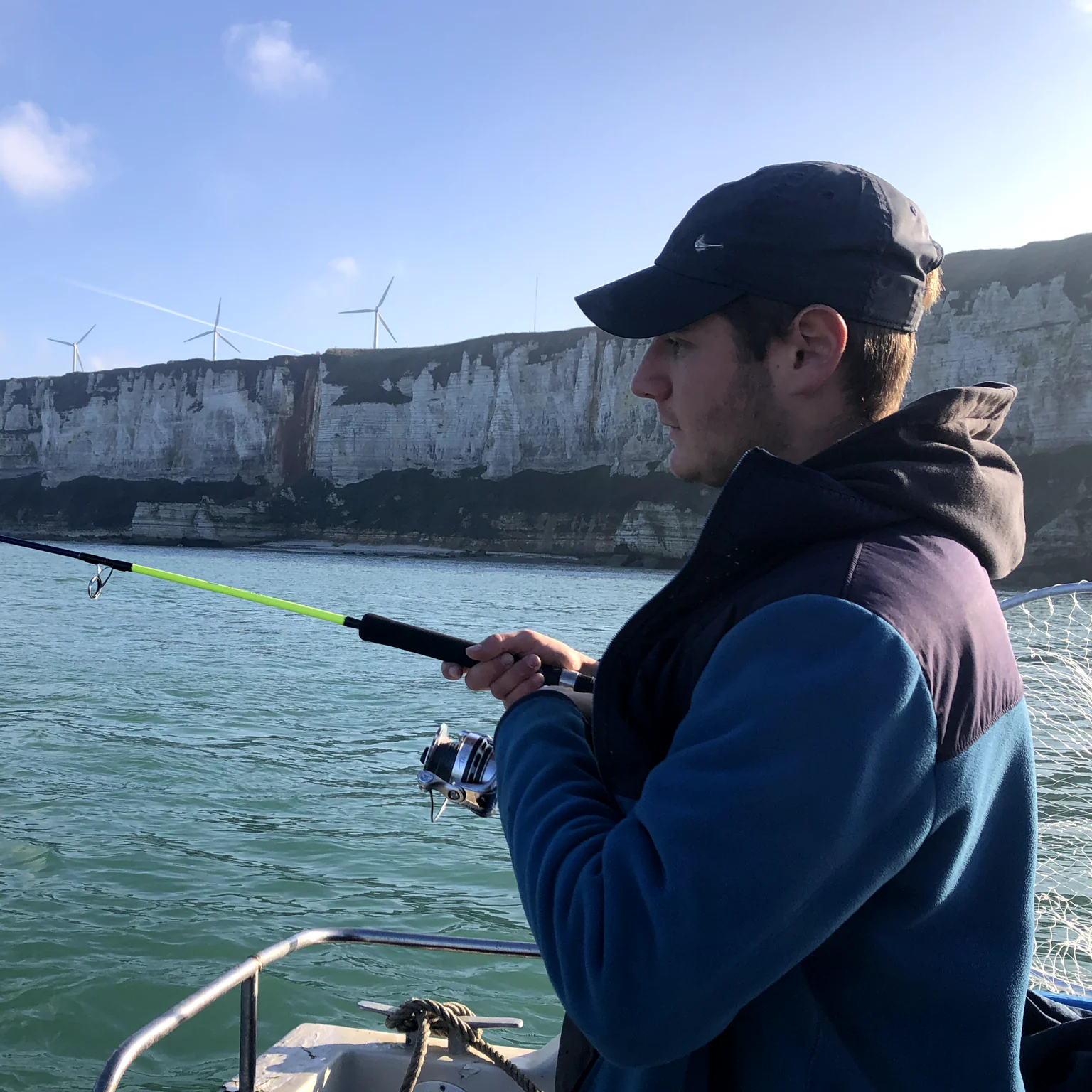 Ciblant principalement le bar, Florentin diversifie sa pêche selon les saisons pour préserver les ressources marines.