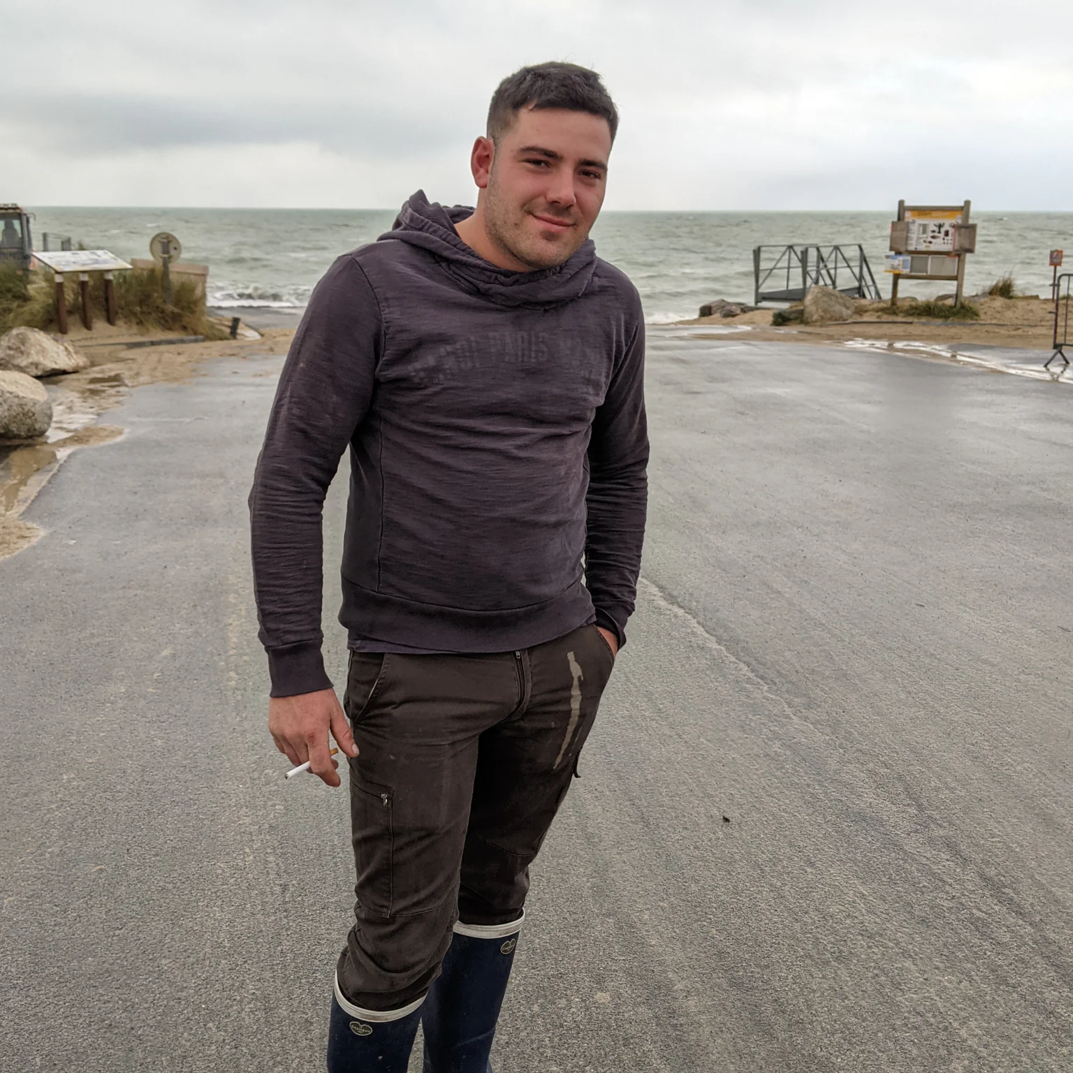 Julien défie les attentes familiales et devient, à 23 ans, le plus jeune patron pêcheur de la Manche.