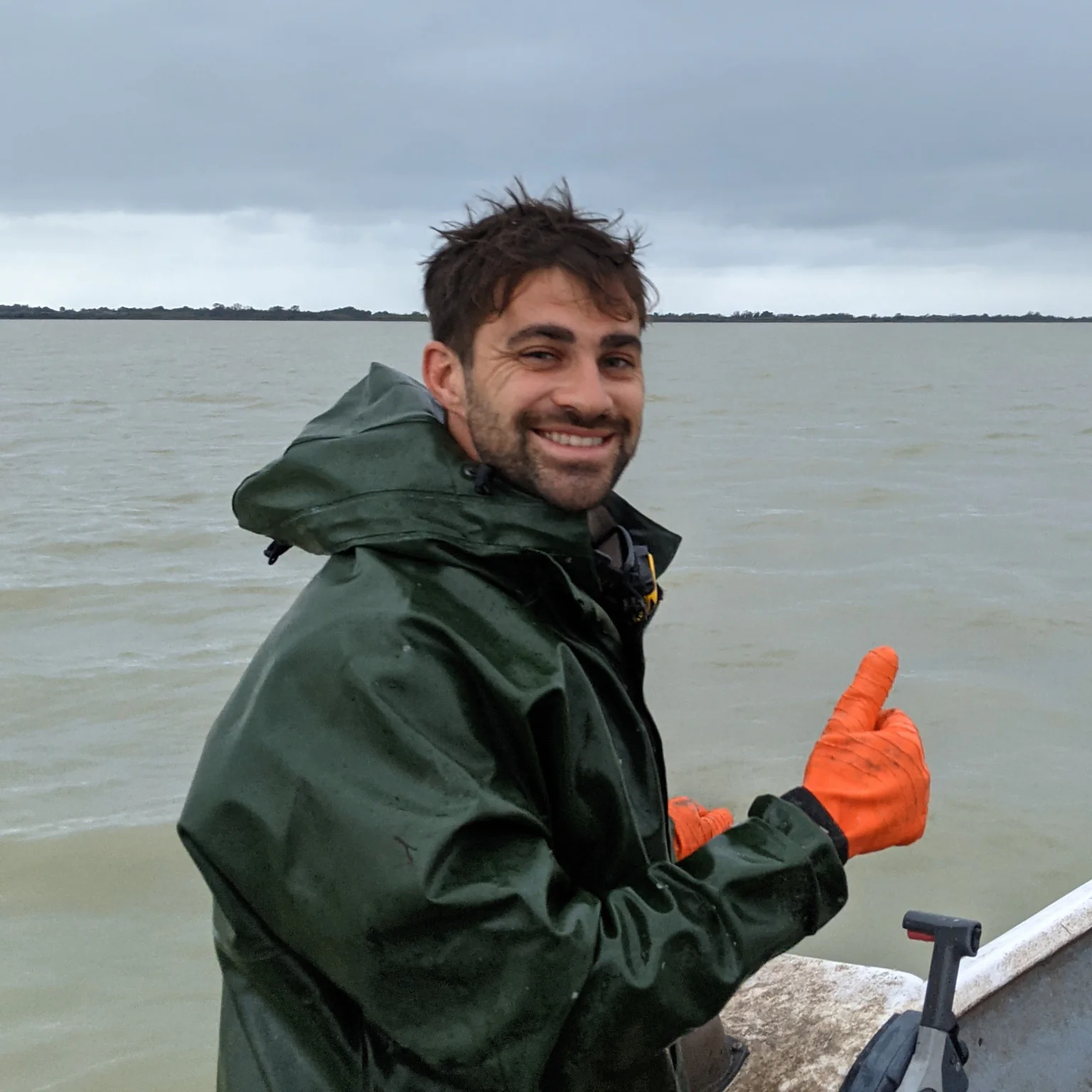 Victor pratique une pêche nocturne sélective sur l'étang de l'Or, ciblant mulets, loups et daurades.