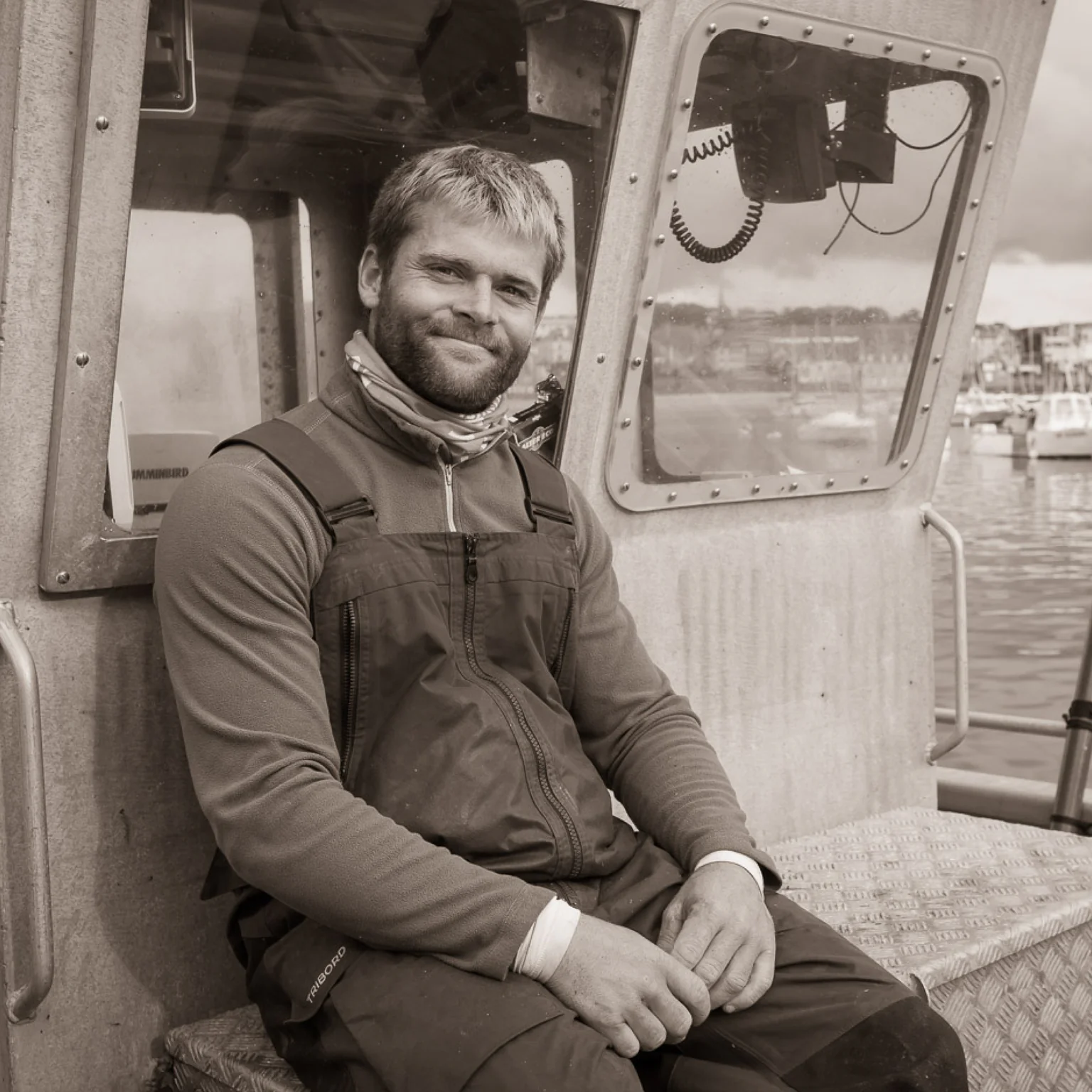 Sous les flots, Tomy et son équipe pratiquent la pêche en plongée.