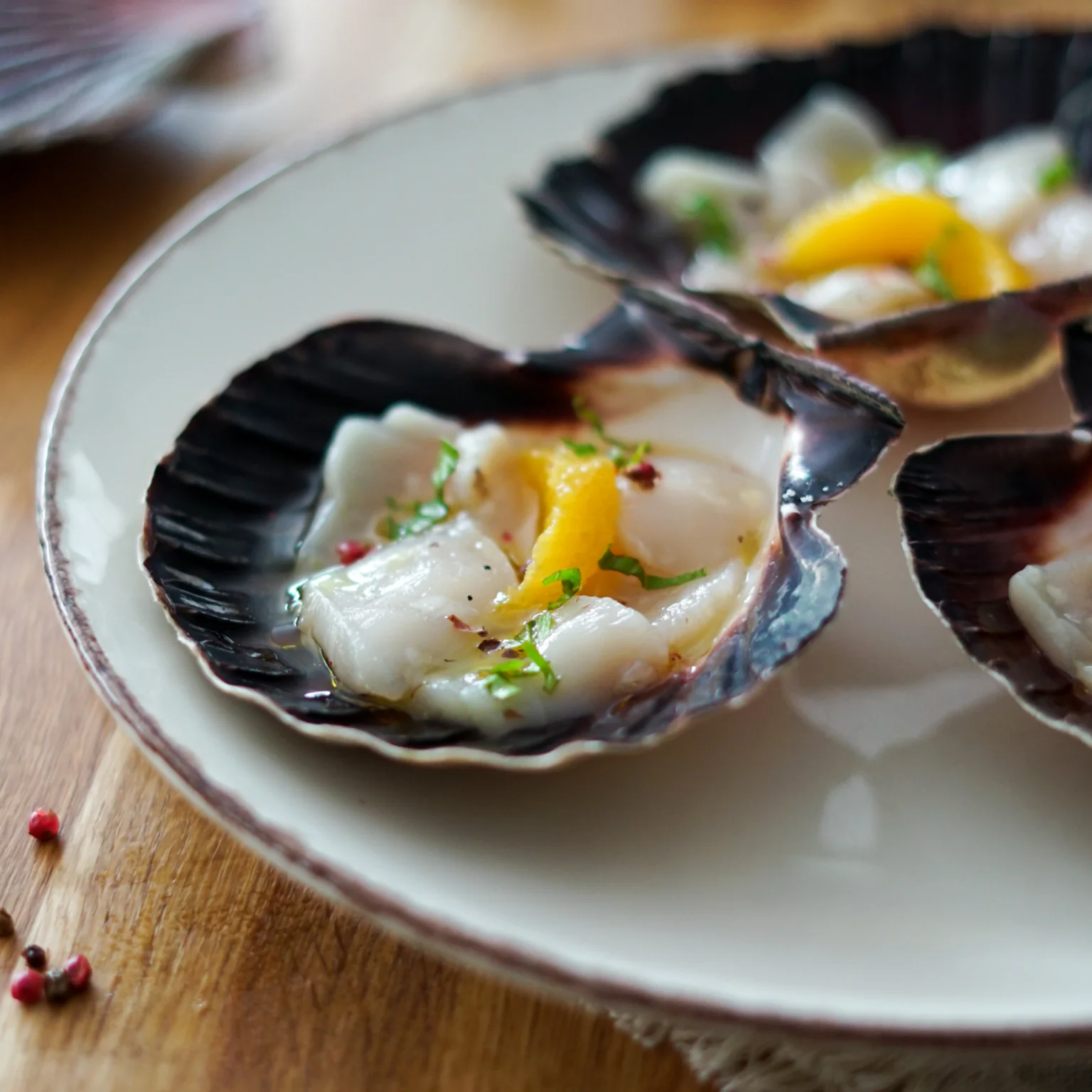 La coquille Saint-Jacques revisitée crue, dans cette préparation fraîche et estivale. 