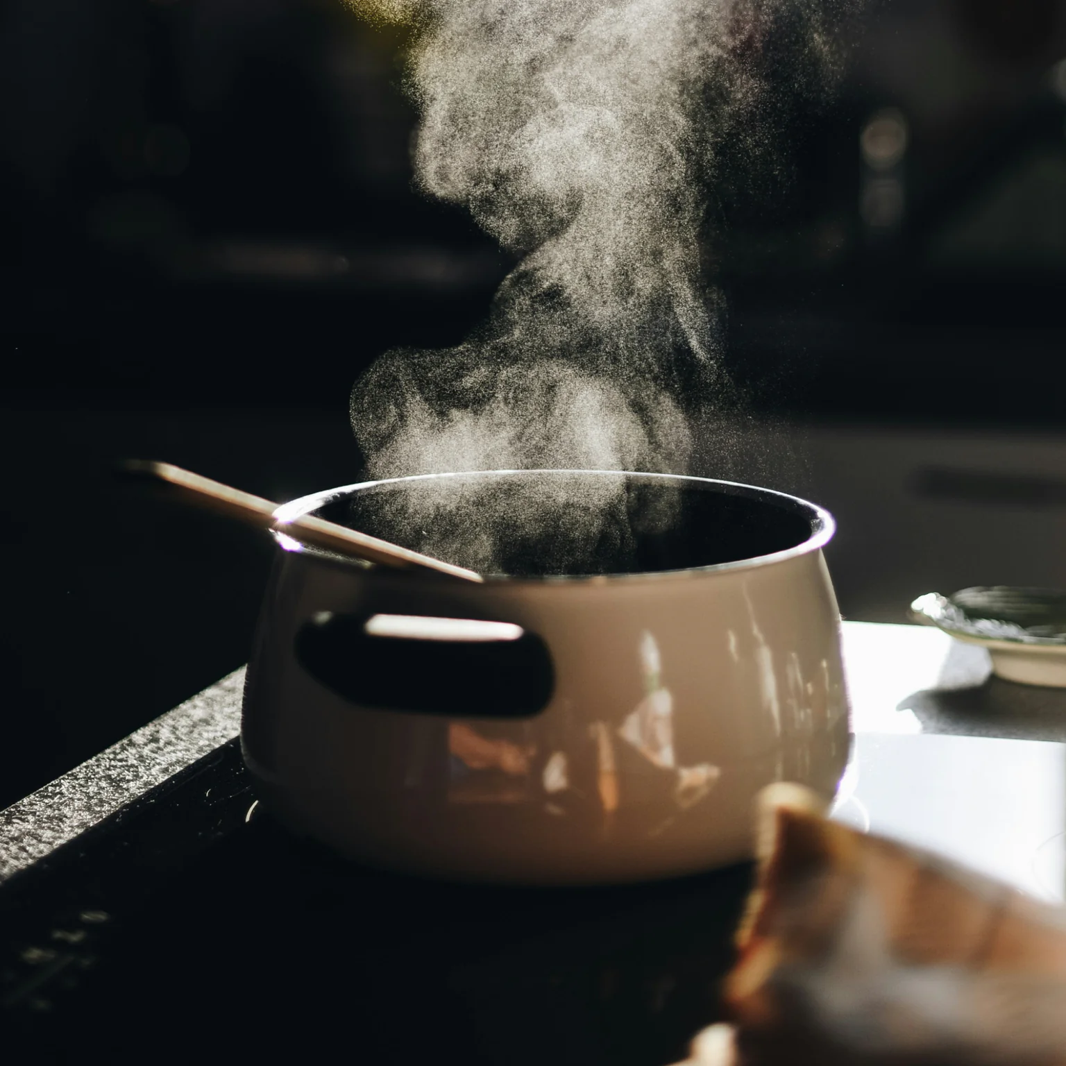Casserole sur le feu. Place holder pour recette poisson, coquillages ou crustacés. 