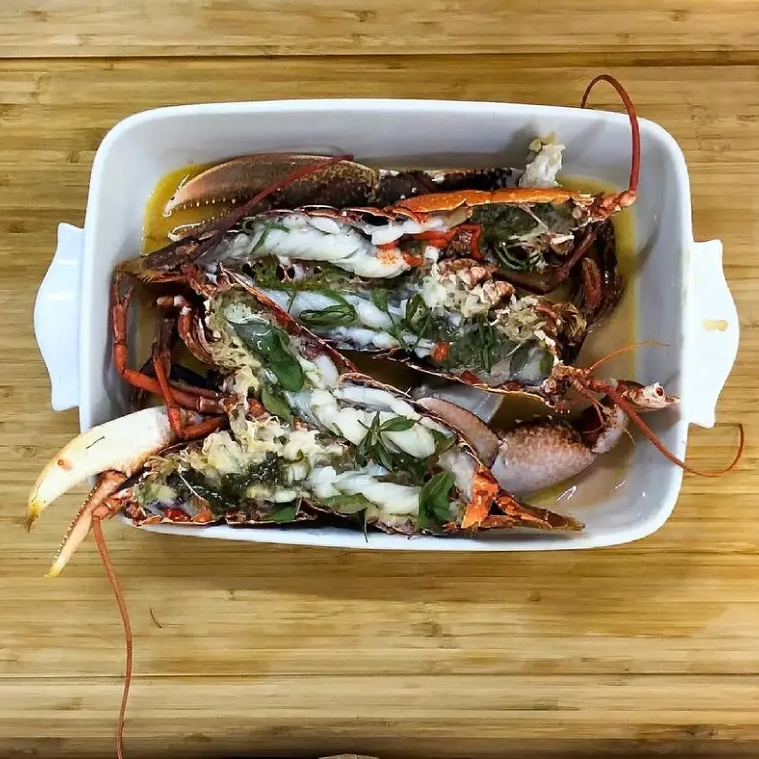 Homard bleu grillé au four au beurre et herbes marines