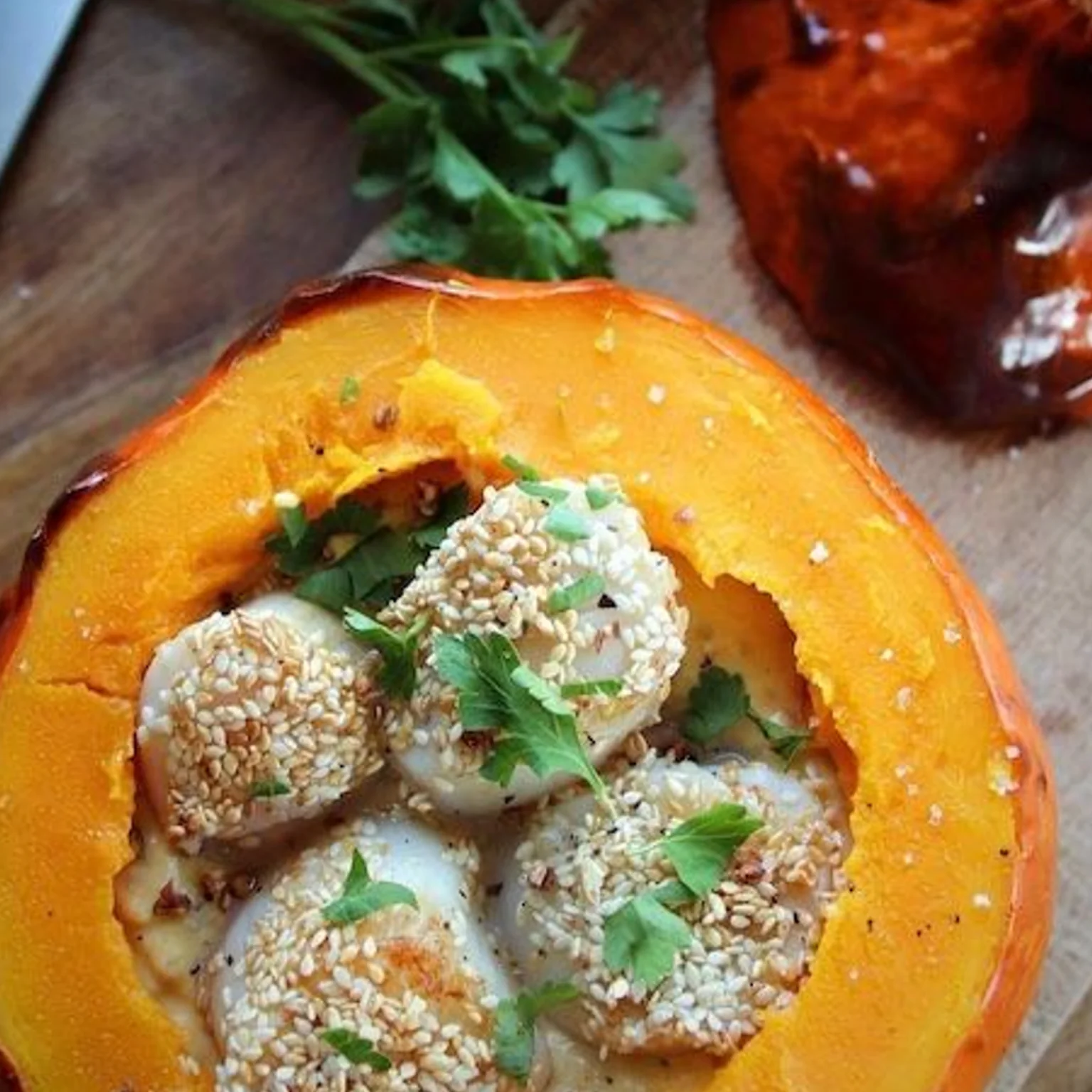 Potimarron farci et noix de Saint-Jacques poêlées au sésame