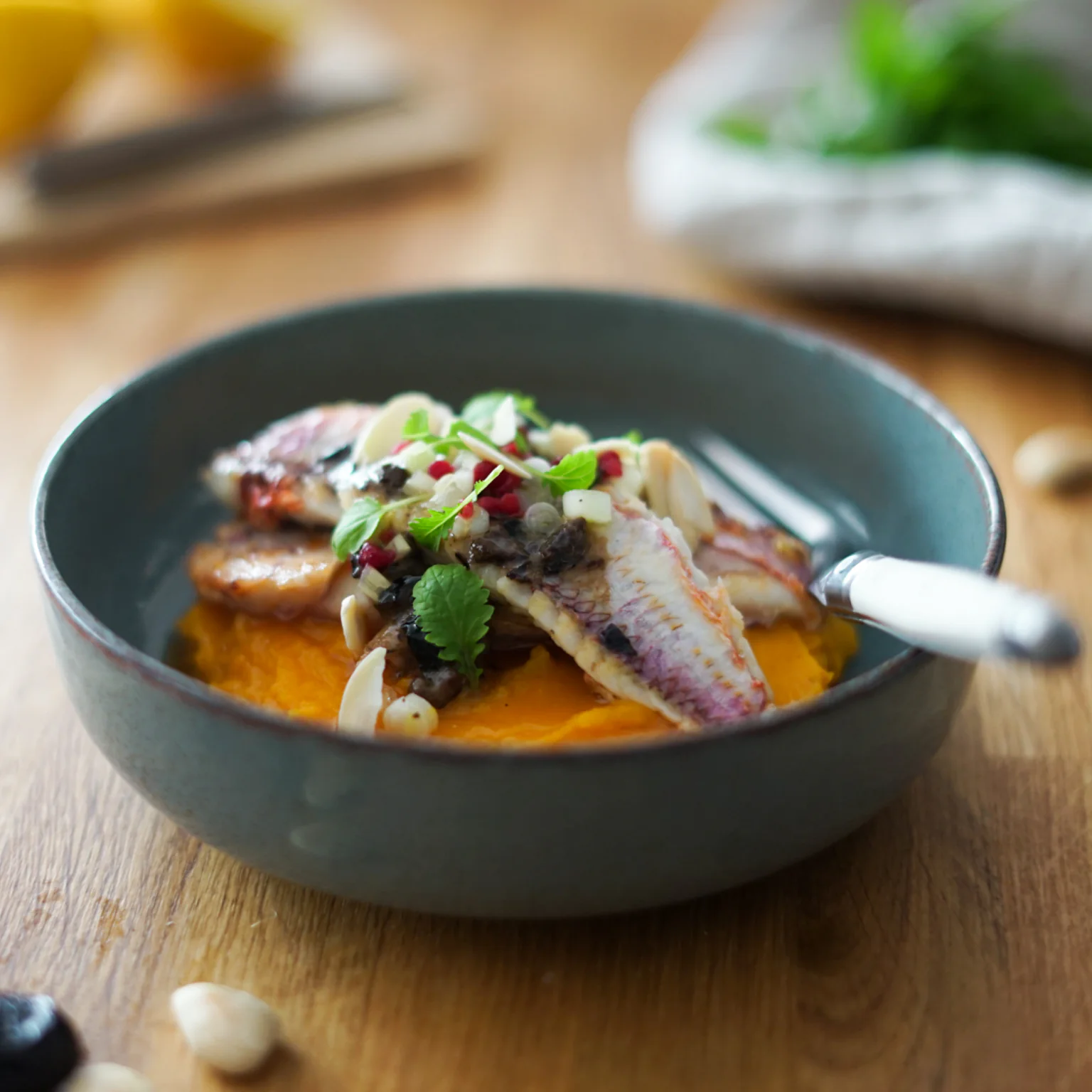 Régalez vos invités avec cette recette marquée par une sublime sauce aux olives : les rougets poêlés aux olives. 